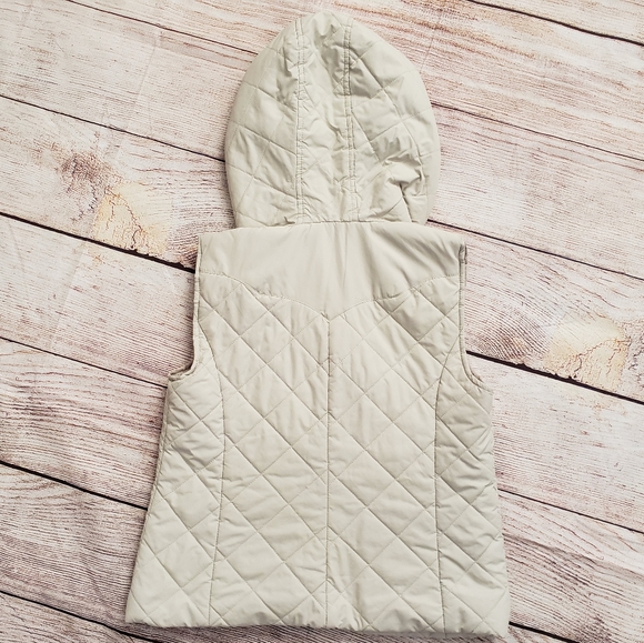 Quilted Vest with Sherpa Lined Hood Medium - Picture 4 of 8